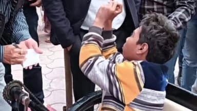 रतलाम नगर: कालिका माता परिसर में बालक ने कलेक्टर से की दिव्यांग पेंशन तथा आधार कार्ड बनाने की मांग, कलेक्टर ने दिए तत्काल निर्देश