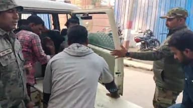 गोपालगंज: छवही गांव के समीप बोलेरो की टक्कर से ट्राई साइकिल पर सवार एक दिव्यांग हुआ घायल, डायल 112 की टीम ने पहुंचाया सदर अस्पताल