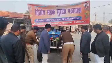 इटावा: नवीन मंडी में परिवहन विभाग द्वारा ट्रैक्टर ट्राली  चालको को यातायात के प्रति जागरूक किया गया,ट्रेक्टर ट्राली में रिफ्लेक