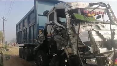 घाटमपुर: कस्बे के कानपुर रोड स्थित मंडी समिति के पास दो ट्रकों में हुई टक्कर, एक ट्रक चालक गंभीर रूप से हुआ घायल