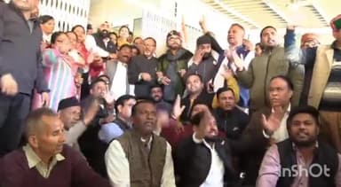 देहरादून: नगर निगम में फैली अव्यवस्थाओं को लेकर कांग्रेस ने किया जिलाधिकारी कार्यालय का घेराव