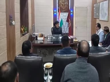 हरदोई: कलेक्ट्रेट सभागार में जिलाधिकारी की अध्यक्षता में हुई सड़क सुरक्षा समिति की बैठक