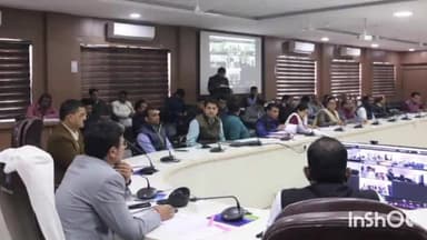 होशंगाबाद नगर: कलेक्ट्रेट में समय सीमा की हुई बैठक, कलेक्टर ने सभी विभाग की संचालित योजनाओं का बेहतर क्रियान्वयन करने के दिए निर्देश