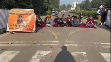 ਪਟਿਆਲਾ: ਜਸ਼ਨਦੀਪ ਕੌਰ ਇਨਸਾਫ ਮੋਰਚੇ ਵੱਲੋ 11 ਸਟੂਡੈਂਟਸ ਨੂੰ ਮੁਅੱਤਲ ਕਰਨ ਦੇ ਖਿਲਾਫ ਯੂਨੀਵਰਸਿਟੀ ਦੇ ਗੇਟ ਅੱਗੇ ਪੱਕਾ ਮੋਰਚਾ ਸ਼ੁਰੂ