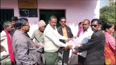 गिरिडीह: पटेल नगर स्थित राजेश राम के जनवितरण प्रणाली की दुकान से कार्डधारियों को दिया गया धोती साड़ी और लुंगी।