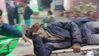 फिरोज़ाबाद: गांव कनवारा के समीप गाय को बचाने के प्रयास में थ्री व्हीलर टेम्पो पलटा,4 लोग घायल