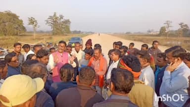 सोनाहातु: रसुनिया जाने वाली सड़क पर ग्रामीणों की अंडरपास की मांग पर सांसद संजय सेठ मोके पर पहुंच लिया जायजा