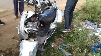 सिहोरा: स्टेशन रोड खितौला में आमने-सामने स्कूटी और बाइक की टक्कर में दो युवक गंभीर रूप से घायल