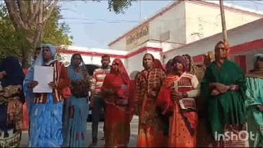 उरई: ग्राम मसगाया की महिलाओं ने कोटेदार पर लगाया राशन न देने और झूठे चोरी के मुकदमे में फंसाने का आरोप, डीएम से की शिकायत