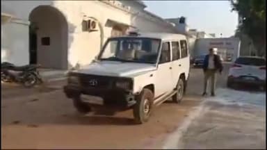 कोल: धक्के के सहारे चल रही एसडीएम की गाड़ी, कलेक्ट्रेट में SDM की गाड़ी को धक्का लगाते कर्मचारियों का वीडियो वायरल