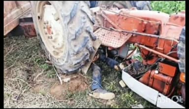 चितरंगी: चितरंगी थाना क्षेत्र के धरौली विद्यालय के समीप धान से भरा ट्रैक्टर पलटा, चालक की हुई मौत