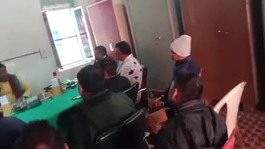 जगदीशपुर: विधायक राम विशुन सिंह ने लोहिया नगर के स्वारथ साहू टेन प्लस टू विद्यालय के शिक्षकों के साथ की बैठक