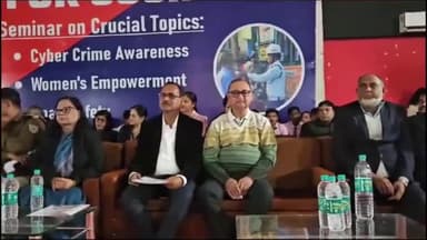 गिरिडीह: गिरिडीह पुलिस ने नगर भवन में आयोजित किया सेमिनार,शहर के प्रबुद्ध लोगों के साथ-साथ विभिन्न स्कूलों के बच्चे रहे मौजूद।