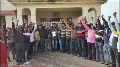 पन्ना: शिक्षाविभाग के अधिकारियो की मनमानी के विरोध मे अतिथि शिक्षको ने कलेक्ट्रेट मे किया प्रदर्शन।