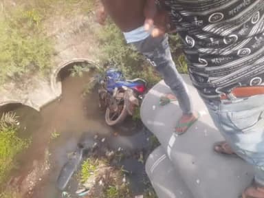 कोलारस: पीरोठ में चलती बाइक पर पैरालायसिस अटैक आया बाइक चालक को पुलिया में गिरा बाइक सहित चालक उपचार जारी