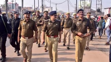 कोल: अधीनस्थ अधिकारियों के साथ सड़कों पर निकले एसएसपी, पैदल घूम कर जाना शहर की कानून व्यवस्था का हाल