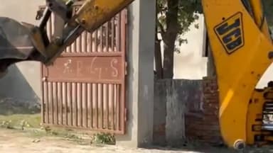 एत्मादपुर: पुरा गोवर्धन के समीप आगरा जलेसर मार्ग के पास ADA की भूमाफियाओं के खिलाफ ताबड़तोड़ कार्रवाई।