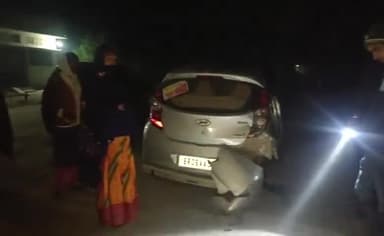 गोरौल: गोरौल पुलिस द्वारा कार को पीछा करते देख कटरमाला गांव में सड़क किनारे कार छोड़कर भागा चालक, पुलिस ने किया जब्त