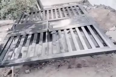 गाज़ियाबाद: मेन कस्बा रोड पर 5 वर्षीय बच्चे के ऊपर गिरा निर्माणाधीन पार्क का मुख्य गेट, मासूम की मौत के बाद लोगों ने किया हंगामा