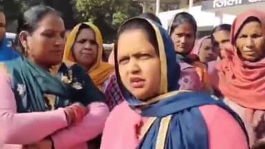 जगाधरी: रोडछ्प्पर गांव की महिलाओं ने 100-100 गज के प्लांट को लेकर लघु सचिवालय पर किया प्रदर्शन डीसी को दिया ज्ञापन