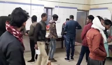 आरा: सिकरौल के समीप अनियंत्रित ट्रैक्टर की टक्कर से बाइक सवार तीन लोग घायल, आरा सदर अस्पताल में कराया गया भर्ती