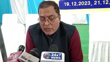 गोपालगंज: शहर के अंबेडकर भवन में पंचायत उप निर्वाचन को लेकर कर्मियों को दिया जा रहा प्रशिक्षण- ट्रेनर जितेंद्र कुमार पांडेय