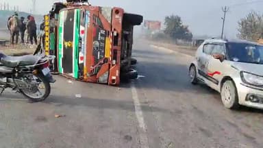 धनौरा: गजरौला हाईवे स्थित जुबिलेंट फैक्ट्री के पास टमाटर से भारी डीसीएम चालक घायल