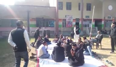 टूंडला: अधिकारियों की मनमानी के खिलाफ टूंडला तहसील परिसर में अधिवक्ताओं, बैनामा लेखक और टाइपिस्टों की हड़ताल जारी