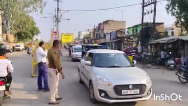 टीकमगढ़: अंबेडकर चौराहे पर यातायात निरीक्षक केके पटेल ने वाहन चालकों को चौराहों पर गलत साईड वाहन निकलने पर बतलाए यातायात नियम