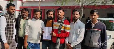 उरई: उरई में एट नगर के सभासदों ने कार्यालय में तैनात बाबू पर लगाए गंभीर आरोप, डीएम से की शिकायत