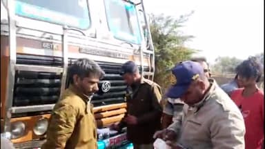 आगर: उज्जैन सड़क किनारे ट्रक खड़े कर रिपेयरिंग करने वाले मैकेनिक को को यातायात पुलिस ने बाड़े के अंदर काम करने की दी हिदायत