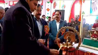 इटावा: नुमाइश पंडाल में विज्ञान प्रदर्शनी का एसएसपी ने दीप जलाकर किया शुभारंभ, स्कूली बच्चो ने पेश की अलग अलग तरह के मॉडल