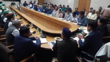 हरदोई: कलेक्ट्रेट सभागार में आयोजित हुआ किसान दिवस, DM ने कहा- e-KYC का कार्य करें पूर्ण