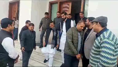 इटावा: चौगुर्जी आवास पर सपा महासचिव शिवपाल सिंह यादव ने जनता एव कार्यकर्त्ताओं की समस्याओं को सुना