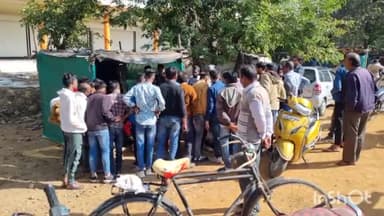 होशंगाबाद नगर: हरियाली तिराहे के पास बाइक चालक युवकों ने महिला की स्कूटी में मारी टक्कर, महिला और बच्ची को आई चोट