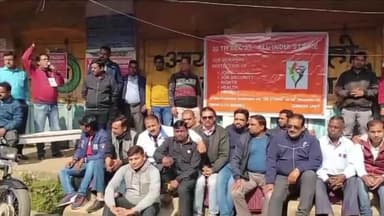 गिरिडीह: मेडिकल एवं सेल्स रिप्रेजेंटेटिव द्वारा देशव्यापी हड़ताल के तहत हड़ताल में रहते हुए डॉक्टर लेन में दिया गया धरना।
