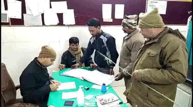 इटावा: भर्थना चौराहे पर ऑटो चालक को युवकों ने मारपीट किया घायल, पुलिस मेडिकल करा जांच पड़ताल में जुटी