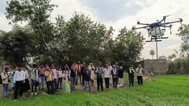 डूंगला: ईडरा में कृषि विभाग के द्वारा ड्रोन के माध्यम से किया गया नैनो यूरिया का छिड़काव, फसलों की पैदावार बढ़ाने में होगा सहायक