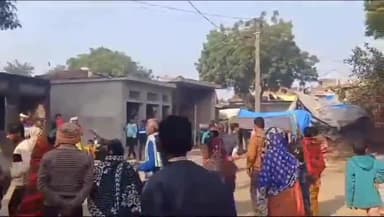 तरबगंज: गिर्द गाँव में जमीनी विवाद को लेकर दबंगों नें महिलाओं सहित 8 लोगों की पिटाई का वीडियो वायरल