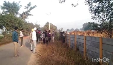 टूंडला: थाना पचोखरा क्षेत्र के गांव नगला गंगाराम में ग्रामीणों ने गोवंशों को किया मरघटी में बंद, किया प्रदर्शन