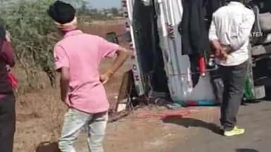 आगर: आगर-उज्जैन मार्ग पर पॉलिटेक्निक कॉलेज के समीप अनियंत्रित होकर पलटा ट्राला, क्लीनर-चालक को नहीं आई चोट