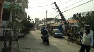 बुलंदशहर: मोहल्ला राधा नगर डीएवी फील्ड रोड पर विद्युत पोल एक ओर गिरा, विद्युत आपूर्ति प्रभावित