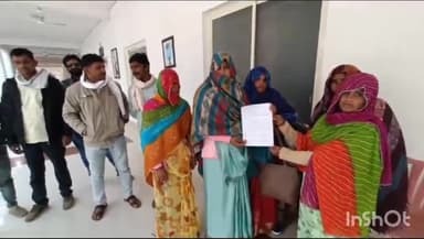 गुना: रेहपुरा में स्व सहायता समूह को मिली राशन दुकान का बाहरी लोग कर रहे संचालन, समूह अध्यक्ष और सदस्यों ने डीएम से की शिकायत