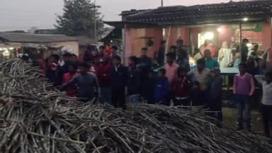 नरकटियागंज: भसुड़ारी चौक के समीप गन्ना लदा ट्रैक्टर-ट्रॉली पलटने से एक बाइक व दो साइकिल दबकर हुई क्षतिग्रस्त, कोई हताहत नहीं