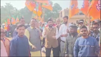 गिरिडीह: भाजपाईयों ने स्टेशन रोड से निकाली आक्रोश रैली,राष्ट्रपति की मिमिक्री जताया गया जोरदार विरोध।