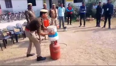 सवायजपुर: अर्जुनपुर के विद्यालय में अग्निसमन कर्मियों ने छात्र-छात्राओं को आग बुझाने का दिया प्रशिक्षण