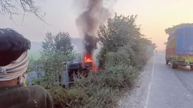 घाटमपुर: कुआंखेड़ा चौकी के पास तेज डंपर अनियंत्रित होकर पलटा, लगी आग ,फायर ब्रिगेड ने कड़ी मशक्कत के  बाद पाया आग पर काबू