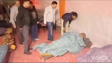 उरई: शहर उरई में जिलाधिकारी ने कड़कड़ती ठंड से बचाव के लिए अस्थाई रैन बसेरों व रेलवे स्टेशन पर किए कंबल वितरित