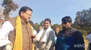 देहरादून: सीएम ने सीएम कैंप कार्यालय में रैट माइनर्स को चेक देकर किया सम्मानित
