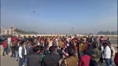 धनौरा: राहुल गांधी के खिलाफ भड़के जाट समाज के लोगों ने गजरौला हाईवे पर मोगा होटल के सामने किया प्रदर्शन